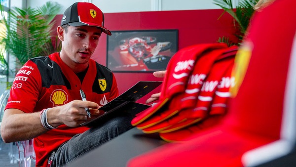 Leclerc, il rinnovo Ferrari e Hamilton: Charles "scopre" i rumours
