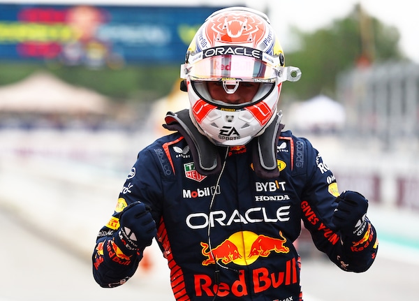 GP Spagna, qualifiche: Verstappen in pole in un sabato di follie, Sainz 2°, Leclerc fuori in Q1