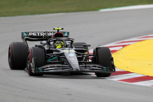Hamilton: "Mi tolgo il cappello di fronte al mio team"