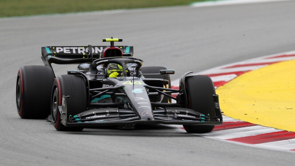 Hamilton: "Mi tolgo il cappello di fronte al mio team"