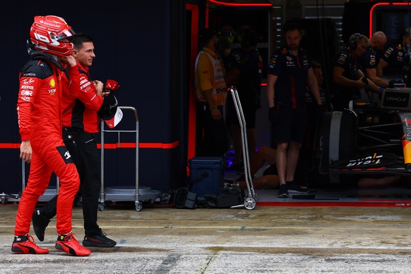 Ferrari: Leclerc, Sainz e l’amaro fardello dell’umiliazione