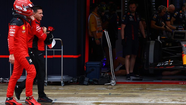 Ferrari: Leclerc, Sainz e l’amaro fardello dell’umiliazione