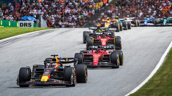 Verstappen senza rivali in Austria "risponde" ai distacchi corti del Canada