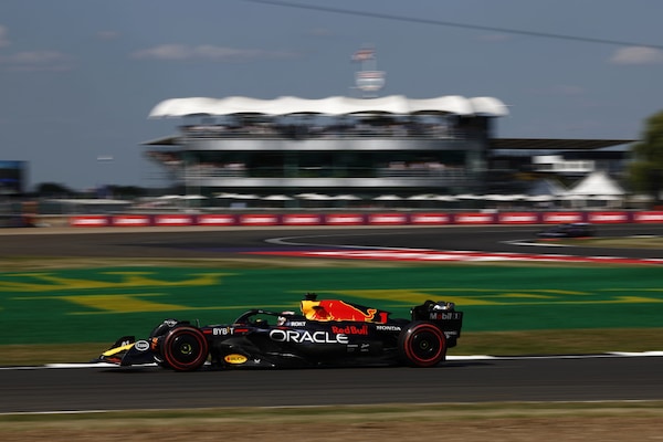 GP Gran Bretagna, FP2: Verstappen davanti a Sainz, ko Leclerc
