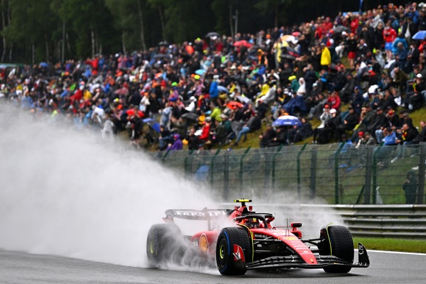 GP Belgio, FP1: Sainz davanti, ma domina la pioggia