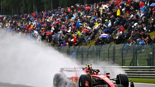 GP Belgio, FP1: Sainz davanti, ma domina la pioggia