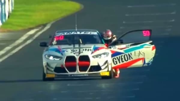 La BMW rimane a secco a pochi metri dal traguardo: pilota scende a spingere