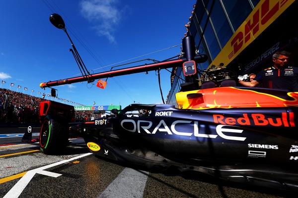 GP Olanda, qualifiche: Verstappen in pole, Sainz 6° e Leclerc 9° dopo essere finito a muro