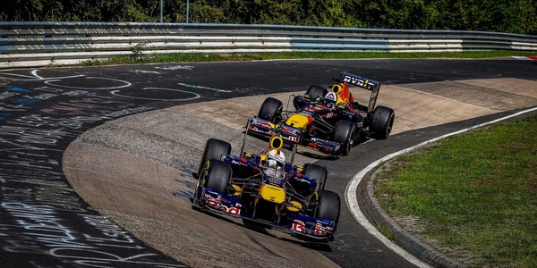 Vettel e Coulthard al volante delle Red Bull con carburante sintetico