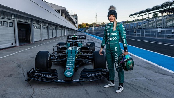 Una donna torna su una F1 dopo 5 anni: test Aston Martin per Jessica Hawkins