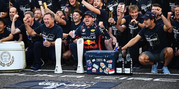 Checo Perez come un imbucato al party della Red Bull