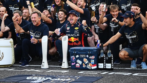 Checo Perez come un imbucato al party della Red Bull