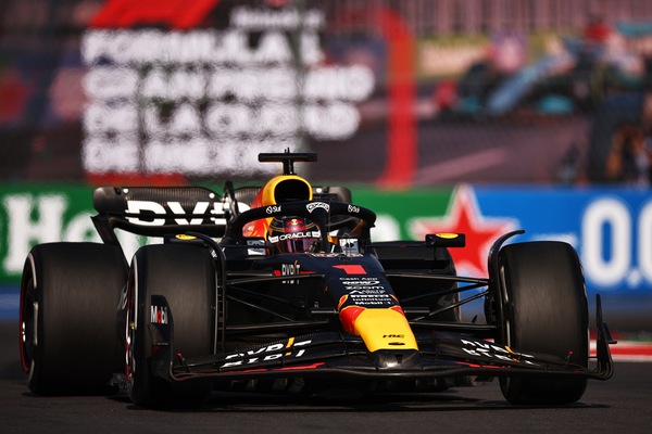 Verstappen: "Record di 16 vittorie, stagione incredibile"