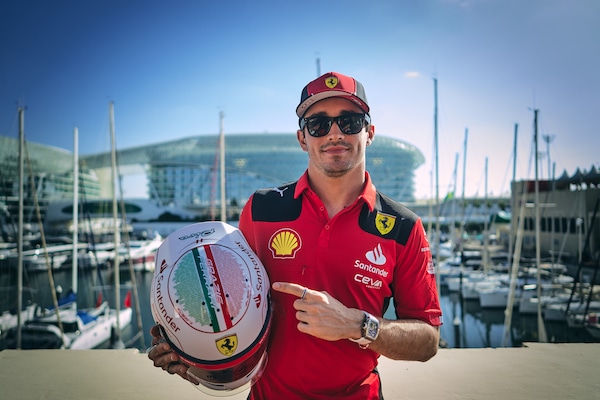 Grazie Ferrari: il casco speciale di Leclerc dedicato alla Rossa