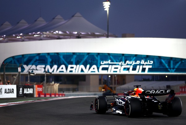 GP Abu Dhabi: vince Verstappen, Leclerc e Russell sul podio