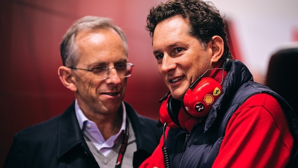 Ferrari, Elkann annuncia il rinnovo per Leclerc e Sainz