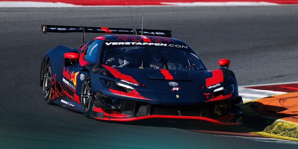 Verstappen scende in pista con la Ferrari