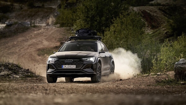 L'Audi Q8 e-tron si fa bella per la Dakar