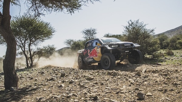 Dakar 2024, speciale a Moraes. Loeb incubo forature, Al Attiyah su tre ruote