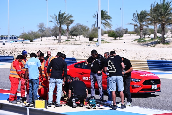 F1 Test Bahrain: Hamilton alza un tombino, Leclerc lo centra in pieno