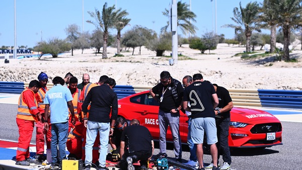 F1 Test Bahrain: Hamilton alza un tombino, Leclerc lo centra in pieno