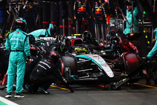 GP Arabia Saudita, Mercedes: c'è del potenziale, ma troppa fatica nelle curve veloci