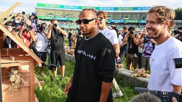 Hamilton: "Vettel sarebbe un'opzione straordinaria per Mercedes"