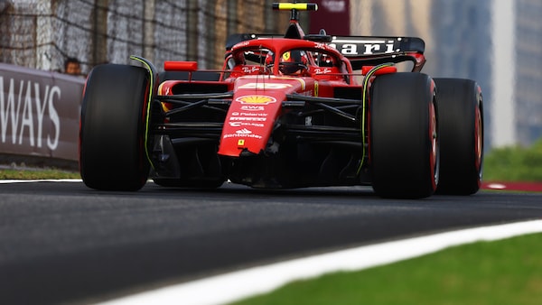 Sainz spiega l'errore: "Quando ho visto il muro, ho girato il volante per salvare il posteriore"