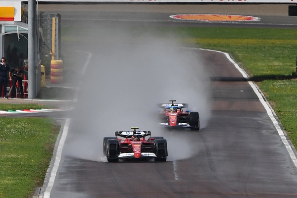 Test Ferrari, a Fiorano in azione con i paraspruzzi evoluti