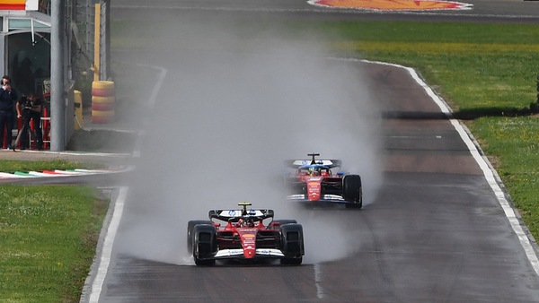 Test Ferrari, a Fiorano in azione con i paraspruzzi evoluti