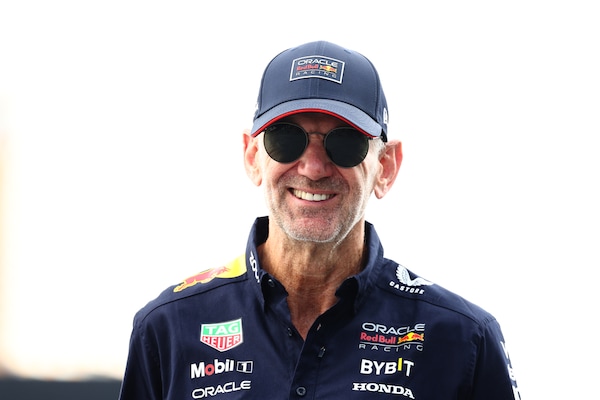 Newey, ecco la "firma": autografa una bandiera Ferrari. E sorride...