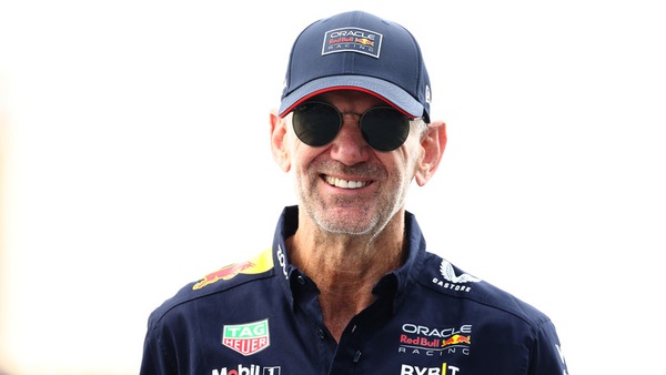 Newey, ecco la "firma": autografa una bandiera Ferrari. E sorride...