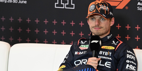 A Silverstone, con Max la polveriera, tra silenzi colpevoli