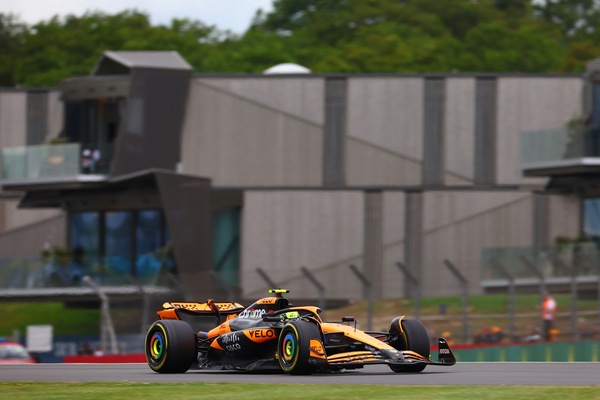 GP Gran Bretagna, FP2: 1-2 McLaren, poi Perez. Leclerc 5°, Sainz 8°