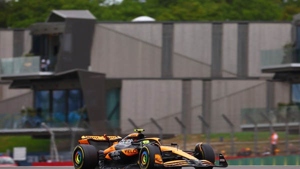 GP Gran Bretagna, FP2: 1-2 McLaren, poi Perez. Leclerc 5°, Sainz 8°