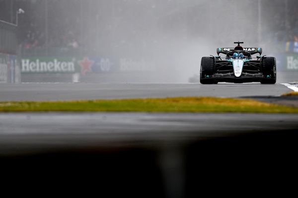 GP Gran Bretagna, FP3: le Mercedes danno lezione di guida sul bagnato