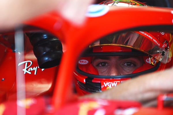Sainz: "Io non inferiore ad Hamilton, tutti i piloti direbbero così. Ma capisco la Ferrari"
