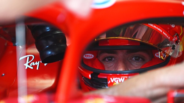 Sainz: "Io non inferiore ad Hamilton, tutti i piloti direbbero così. Ma capisco la Ferrari"