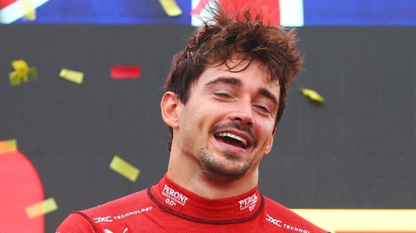 Leclerc commosso rimane sul podio a Monza: i tifosi Ferrari impazziscono!