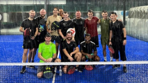 Padel e divertimento per Russell e il team Mercedes, ma è mistero sull'assenza di Hamilton