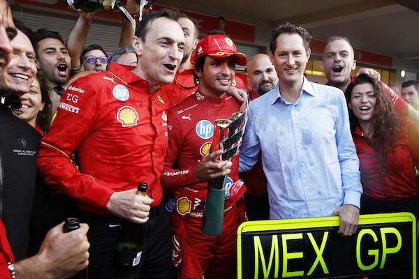 Dall'abbraccio di John all'urlo di Lapo: gli Elkann scatenati per Sainz