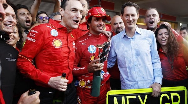 Dall'abbraccio di John all'urlo di Lapo: gli Elkann scatenati per Sainz