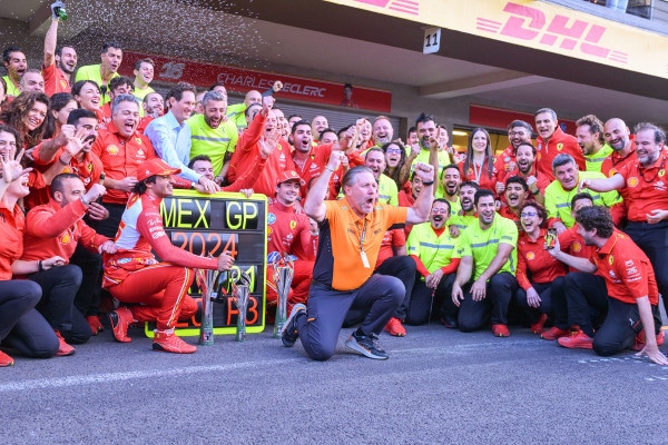 Clamoroso, Ferrari e Mclaren festeggiano insieme! Ma nelle foto c'è un intruso