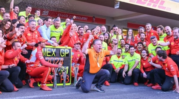 Clamoroso, Ferrari e Mclaren festeggiano insieme! Ma nelle foto c'è un intruso