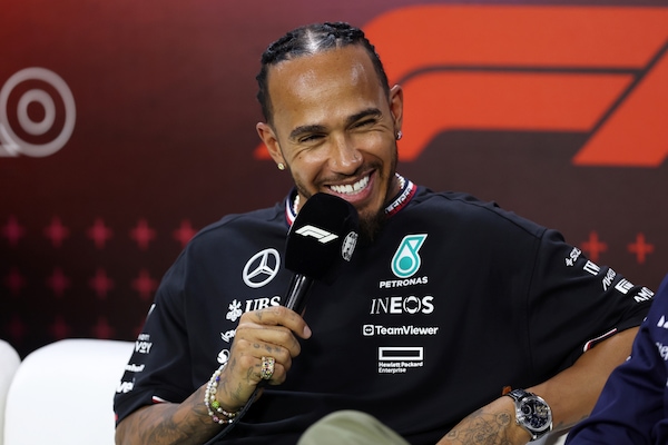 Hamilton, in Brasile tra il ricordo di Senna e un occhio alla crescita Ferrari