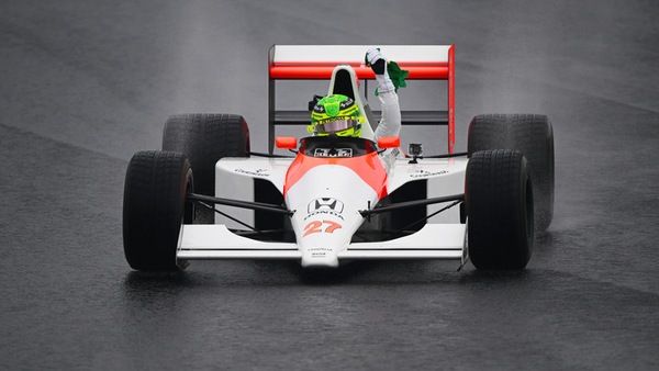 Hamilton, che spettacolo con la McLaren di Senna