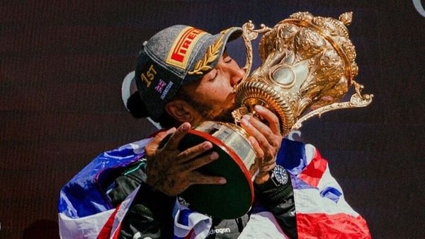 Hamilton mette all'asta l'orologio di lusso della vittoria a Silverstone: quanto costa