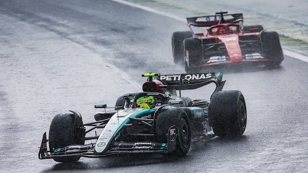 Hamilton, il saluto ai meccanici e la bocciatura della Mercedes W15