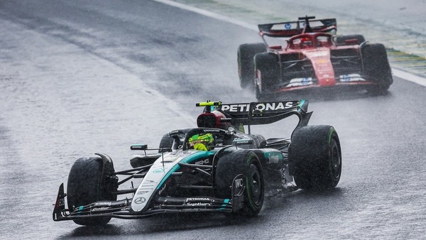 Hamilton, il saluto ai meccanici e la bocciatura della Mercedes W15