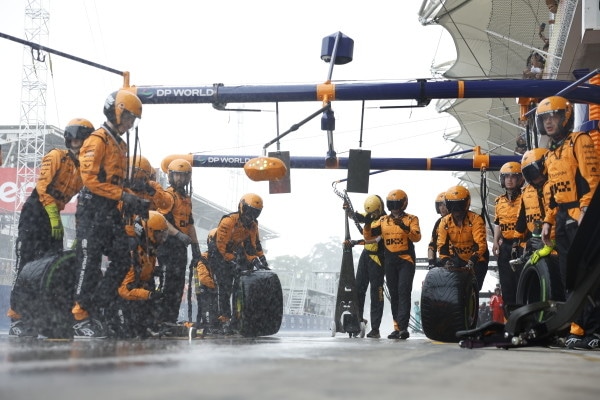 Red Bull accusa McLaren: dentro le gomme di F1 c'è davvero dell'acqua?